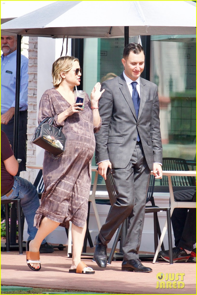 Pregnant Kate Hudson Boyfriend Danny Fujikawa Step Out After Her Baby Shower Photo 4153079 Danny Fujikawa Kate Hudson Pregnant Celebrities Pictures Just Jared