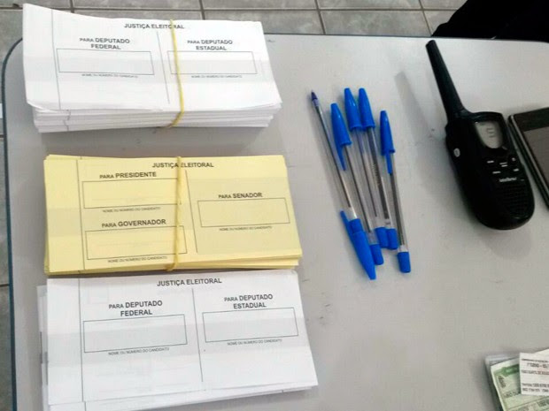 Em Santo Antônio, votação em uma das seções ocorreu com cédulas de papel  (Foto: Camila Torres/Inter TV Cabugi)