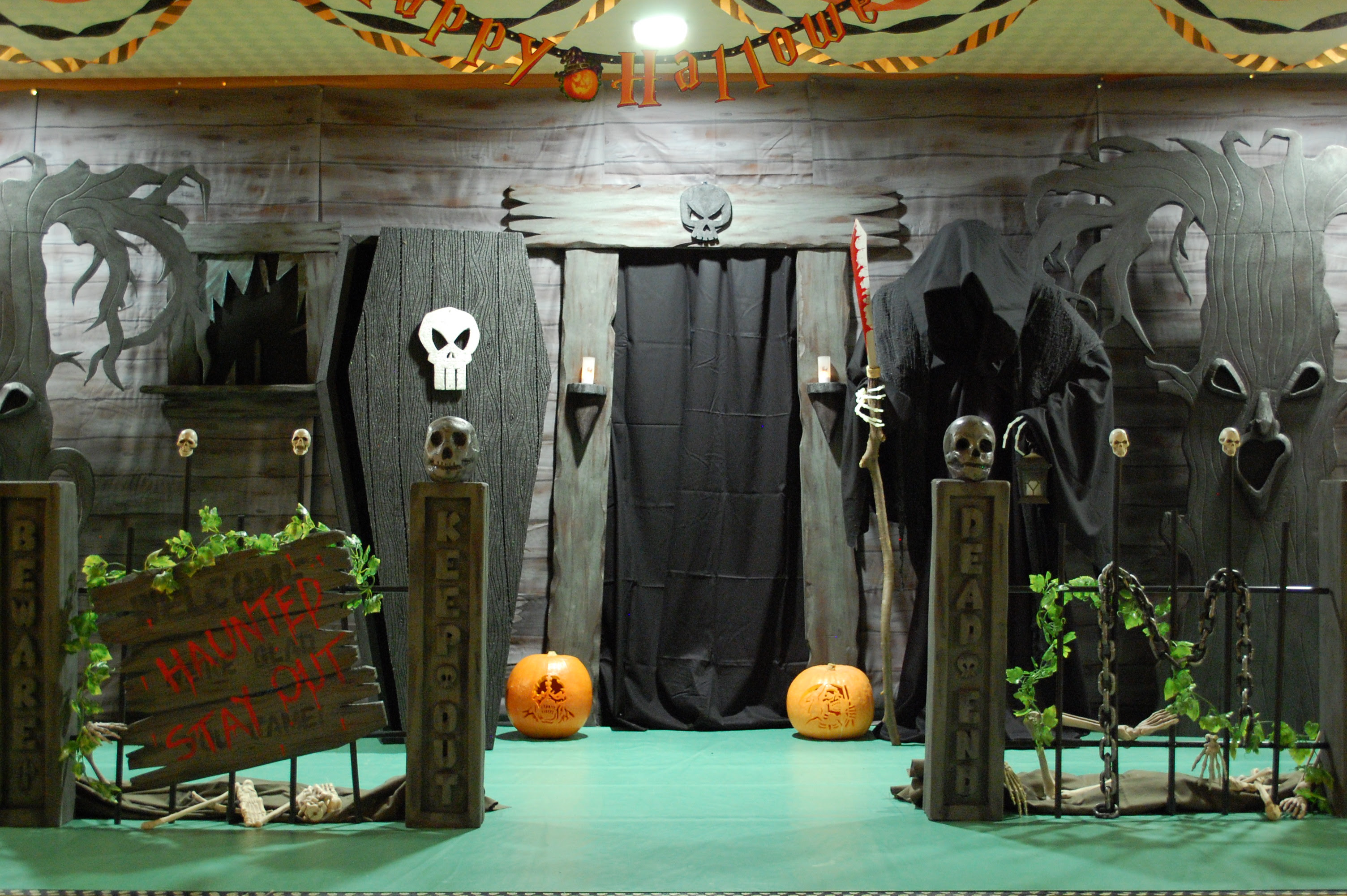 Make your own Haunted House sign – Halloween party prop