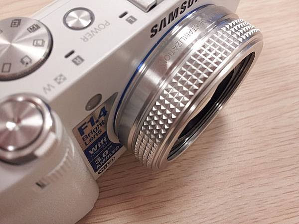 Samsung EX2F 大光圈F1.4「日光白」11月23日 新色登場 5 Samsung EX2F 大光圈F1.4「日光白」11月23日 新色登場 5