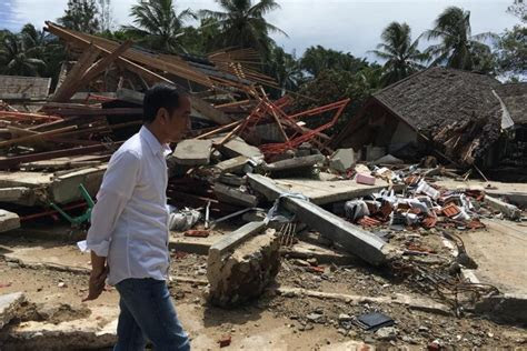 tinjau korban tsunami anyer jokowi minta bmkg beli alat