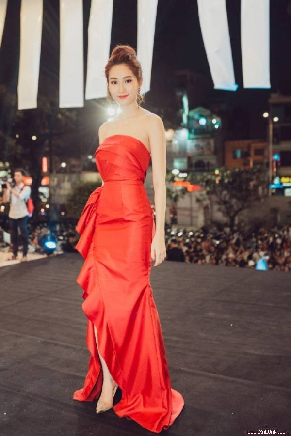 Hoa hậu Thu Thảo khoe nhan sắc ngọt ngào trong bộ váy cúp ngực, viền bèo nhún bên hông của nhà thiết kế Lê Thanh Hòa khi dự một sự kiện tuần qua.