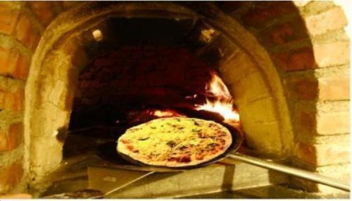1_195586024l waktu pizza...mau di bakar di tungku ala...italy...lantera..