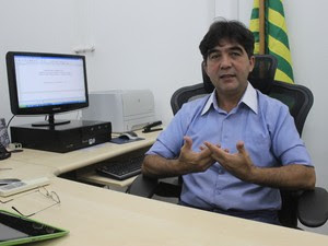 Ex-prefeito destaca importância da moeda para a cidade (Foto: Ellyo Teixeira/G1)