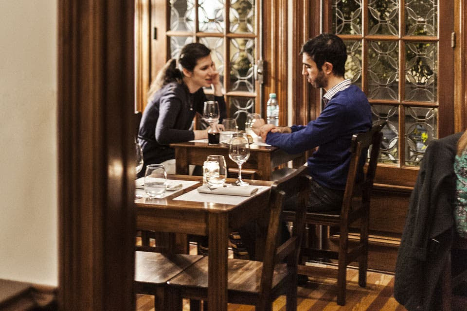 Parecía una moda pasajera, pero no: los restaurantes a puertas cerradas resistieron y se instalaron como parte de la geografía del buen comer. Estos son nuestros recomendados.