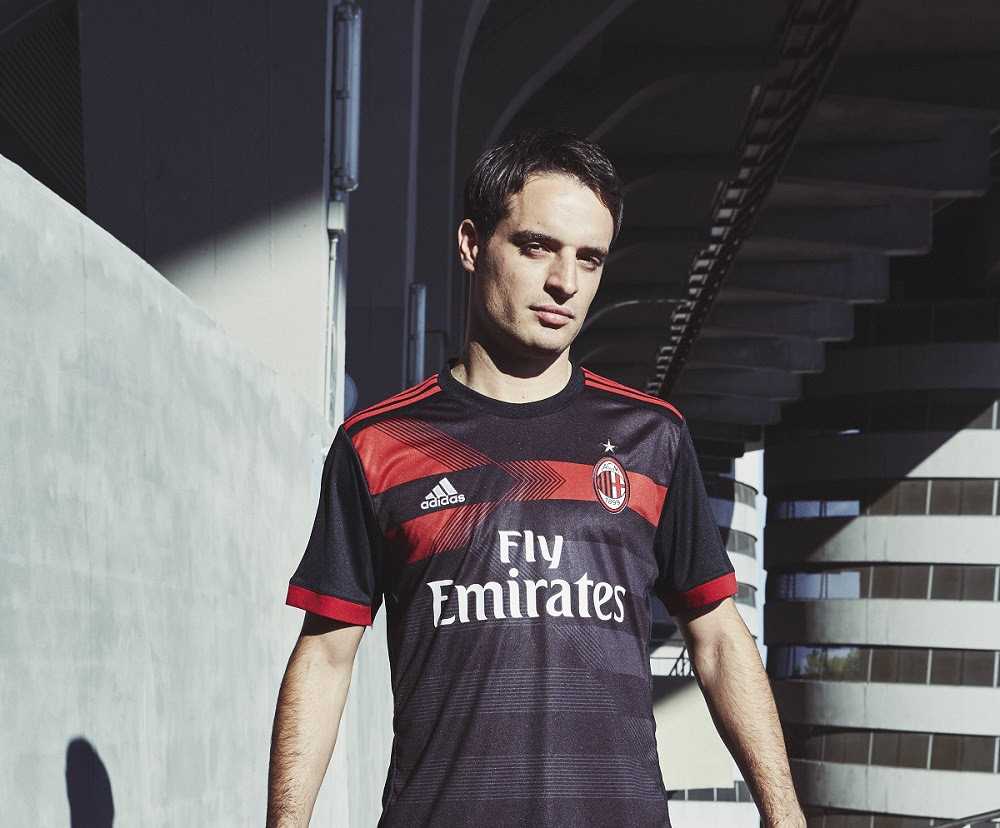 Kappa sponsor tecnico del Napoli ha puntato sull ormai consueto stile Kombat anti trattenuta La prima presenta il tradizionale colore azzurro