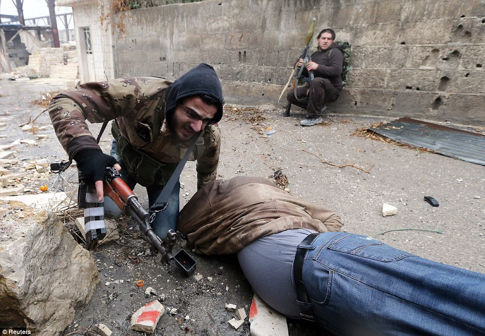 The fighter drags his comrade out of the line of fire. His efforts were to no avail, the man later died