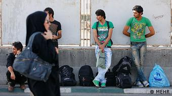 بیکاری و تبعیض از جمله معضلات اجتماعی است که جوانان با آن دست به گریبان‌ هستند 