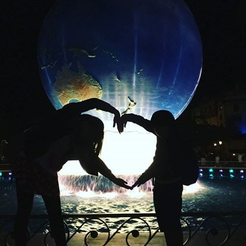 ディズニーシー地球儀前でしたくなるポーズとは カップル写真まとめ にっこりっか 保育士による子育て情報ブログサイト