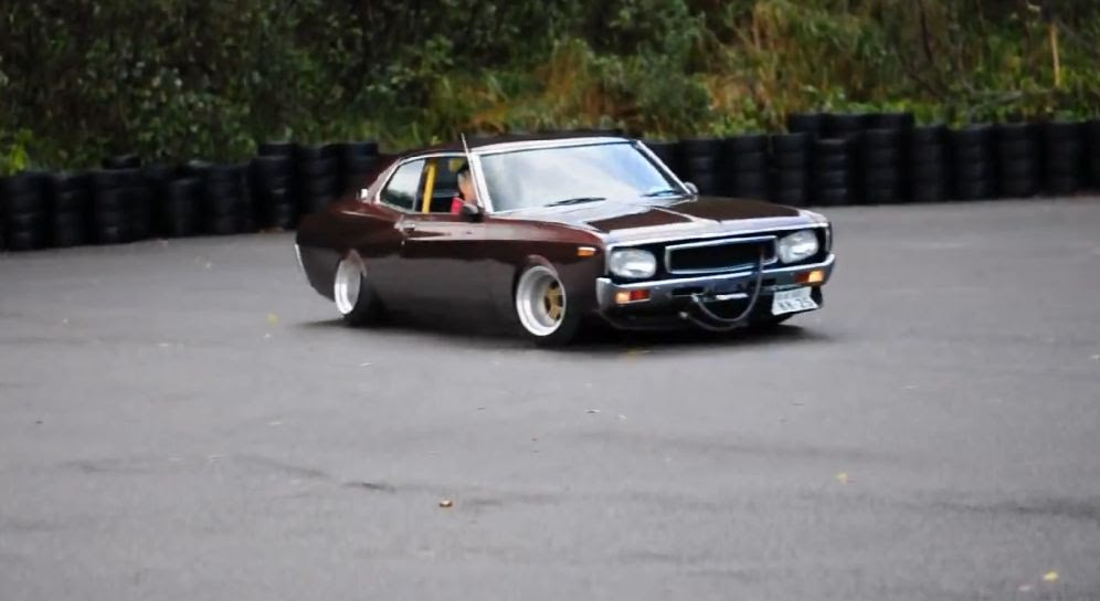 動画 ドリフトするc130ローレル このブタケツ 車高低すぎます Kurumania クルマニア