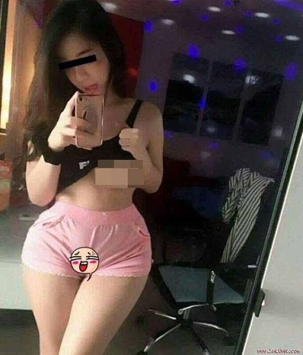 Cứ ngỡ vòng một thu hút mọi ánh nhìn. Nhưng mọi ánh nhìn đều đổ xuống nhìn phần nhạy cảm bên dưới.