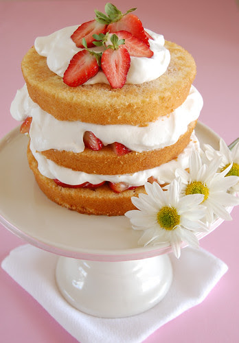 Sky high strawberry shortcake / Bolo de camadas com morangos e chantilly