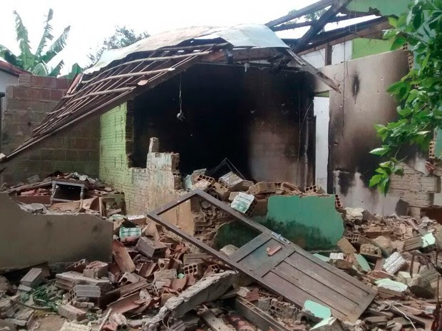Casa de suspeitos do crime foi queimada e depredada pela população de Pureza (Foto: Alexandre Melo/G1)