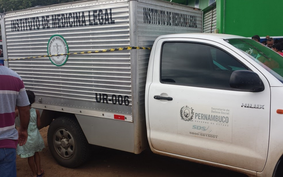 Carro do IML de Petrolina (Foto: Jadir Souza/TV Grande Rio)