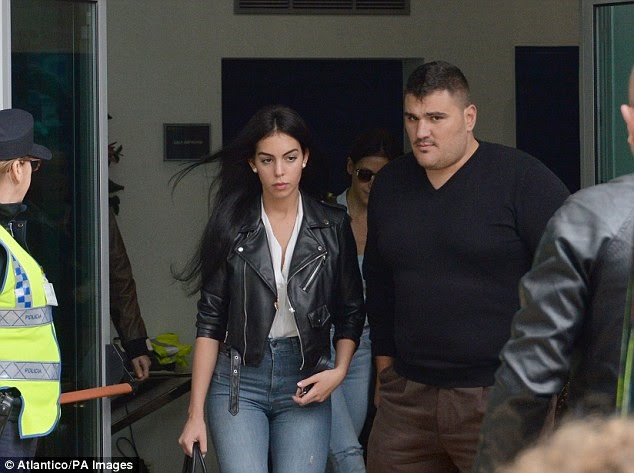 Ronaldo đưa bạn gái về ra mắt gia đình - Ảnh 4.