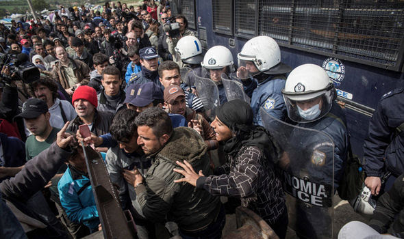 Migrant crisis: Macedonia police fire tear gas at migrants
