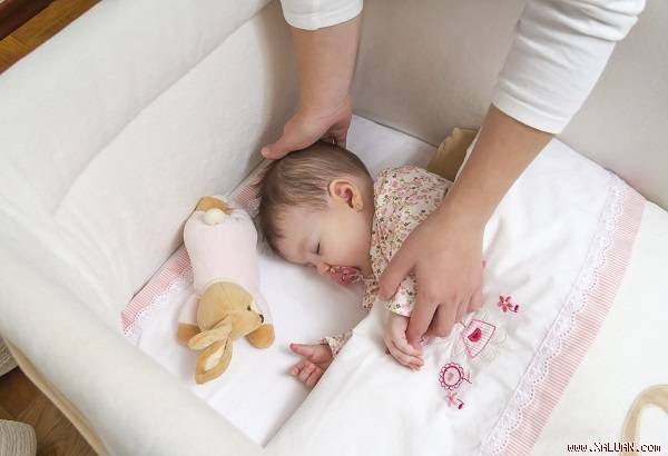 Hãy thử áp dụng phương pháp “rút lui dần“ hay “chiếc ghế biến mất“ để luyện ngủ cho con (Ảnh minh họa).