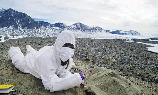 作者Sarah Stewart Johnson在地球上寻找微生物的痕迹，以期为探寻其他星球上的生命提供信息。来源：David Goerlitz。
