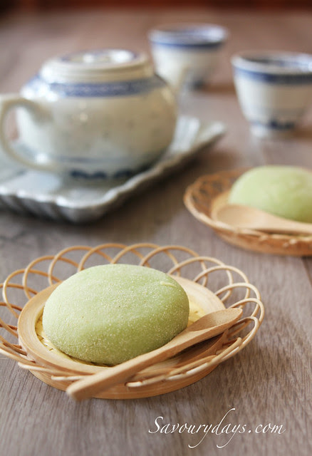 Pandan mochi with coconut mung bean filling