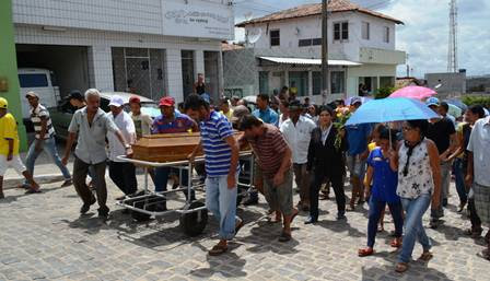 Dezenas de pessoas acompanharam o velório e enterro de Patrícia, em Argelim