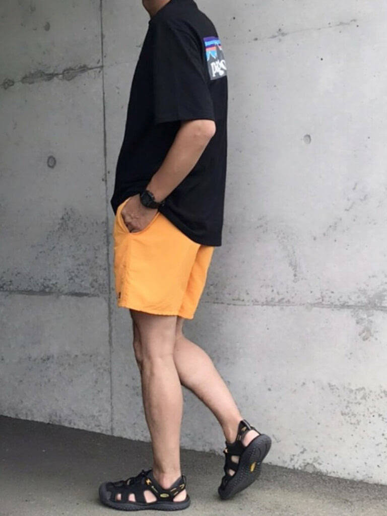 Tシャツ 黒 のメンズのコーデ 人気の黒のtシャツを紹介