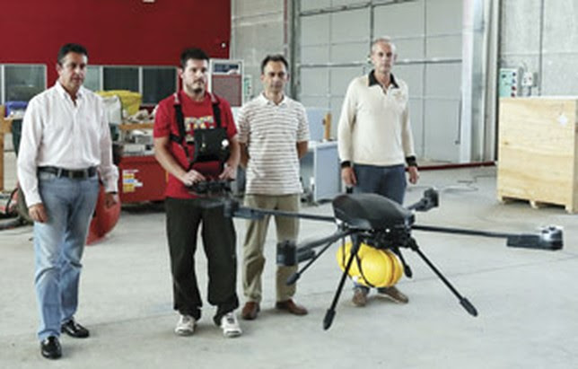 Jesús Martínez, Antonio Rodríguez, Francisco José Abarca y Manuel López-Lago, observan el prototipo de salvavidas aéreo que han diseñado. ARTURO PÉREZ