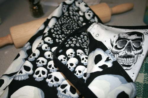 reversible skull apron