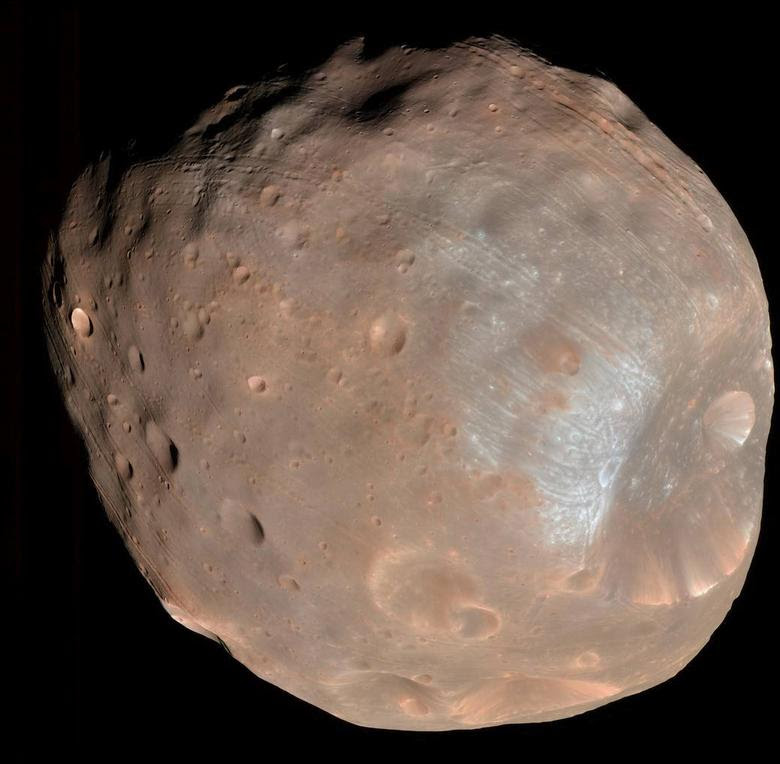 Phobos, the largest of Mar's two moons, taken by the high resolution Imaging Science Experiment (HiRISE) camera on NASA's Mars Reconnaissance Orbiter is shown in this April 9, 2008 image provided by NASA March 2, 2107. NASA/JPL/University of Arizona/Handout via REUTERS