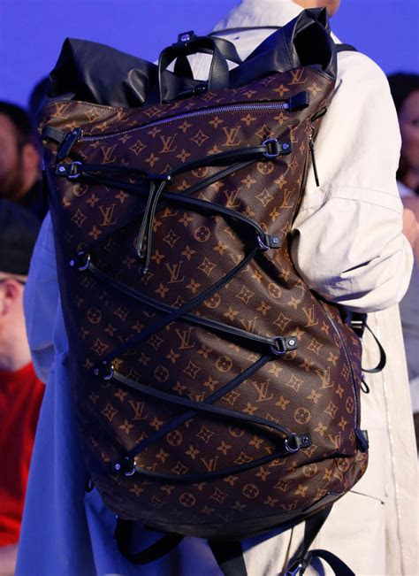 On a computer it is usually for the desktop, … At Louis Vuitton's Spring 2016 Men's Show, the Bucket Bags