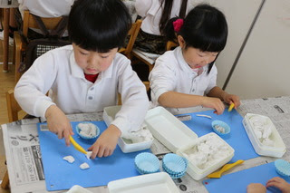 粘土遊びをしました 3歳児 月かげ保育園ブログ