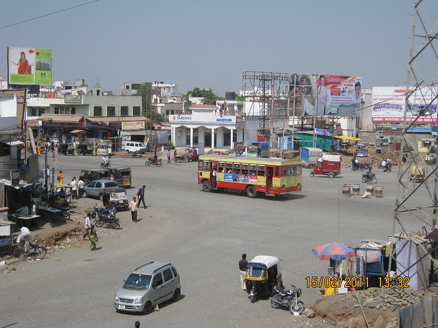 Kalewadi Phata Chowk, Shop of Anil - Mr. Broker Online is just behind the bus stop for Pune!
