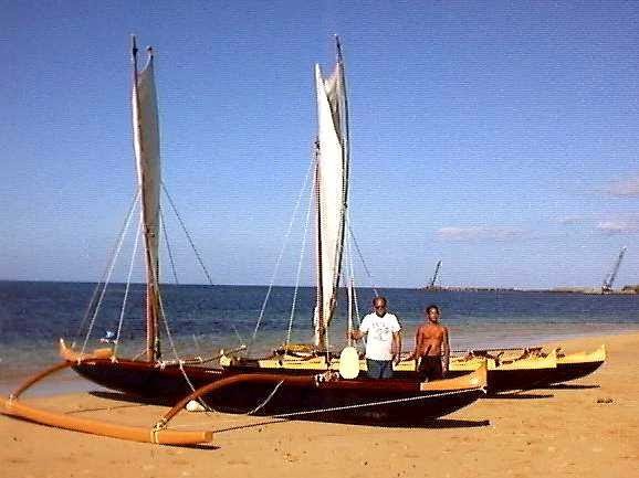 Building Hawaiian canoes