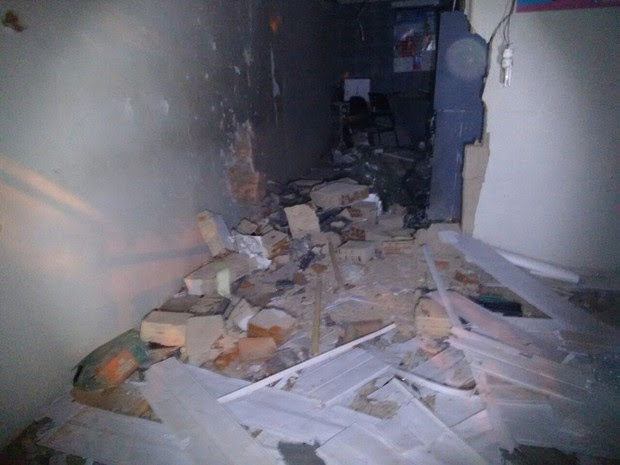 Agência bancária ficou destruída com a explosão (Foto: Polícia Militar)