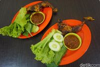 Ayam bakar dengan paduan lalapan dan sambal.