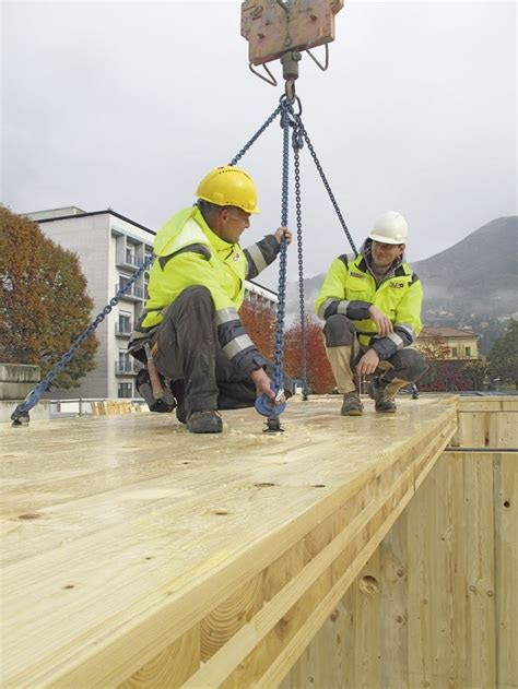 holzverbindungsspezialist hebt ab