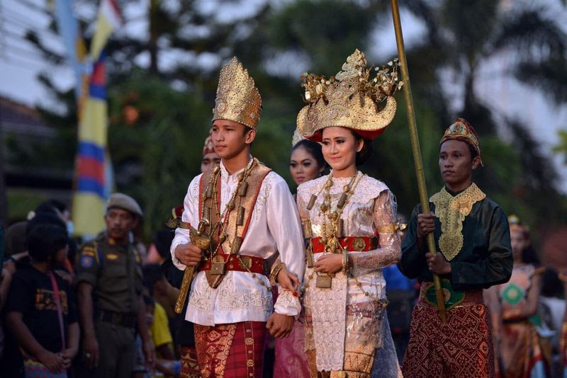 34 Pakaian Adat beserta Nama dan Asal Provinsinya di Indonesia 34 Pakaian Adat beserta Nama dan Asal Provinsinya di Indonesia