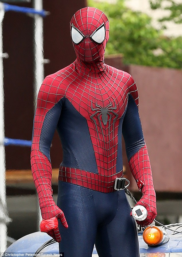 Andrew Garfield says Emma Stone approved package in Spider ...