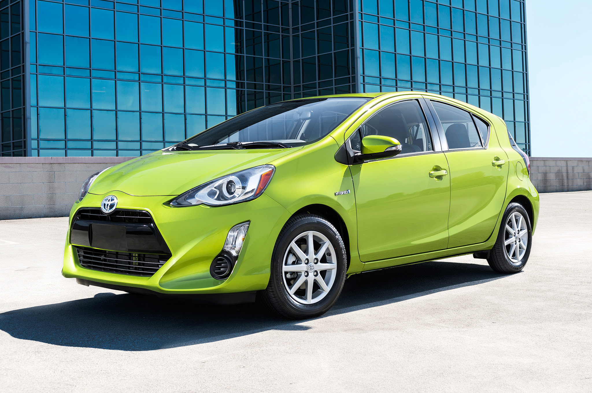 2016-Toyota-Prius-C-front-three-quarter-03