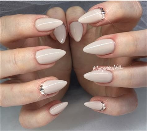 almond joy   love almond shaped nails nails magazine