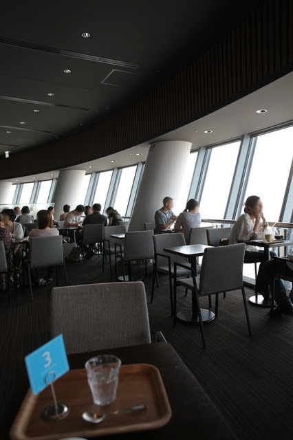 スカイツリーカフェ フロア340 テッペン堪能後にテッペンペン 座って話に花を咲かせましょうe ﾎｯ Blog Hary