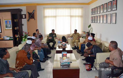 Ambon, Malukupost.com - Pangdam XVI/Pattimura Mayjen TNI Doni Monardo melakukan pertemuan dengan tokoh agama dan tokoh masyarakat Desa Iha dan Desa Luhu, dalam rangka silahturahmi sekaligus makan siang bersama di kantornya, Senin (3/4). Dalam pertemuan tersebut, Pangdam menyampaikan tentang pengaruh merkuri yang merupakan bahan kimia sangat mematikan bagi lingkungan masyarakat. Ia mencontohkan daerah penambangan di gunung Vital dan Sinabar di Negeri Luhu, Kabupaten Seram Bagian Barat.