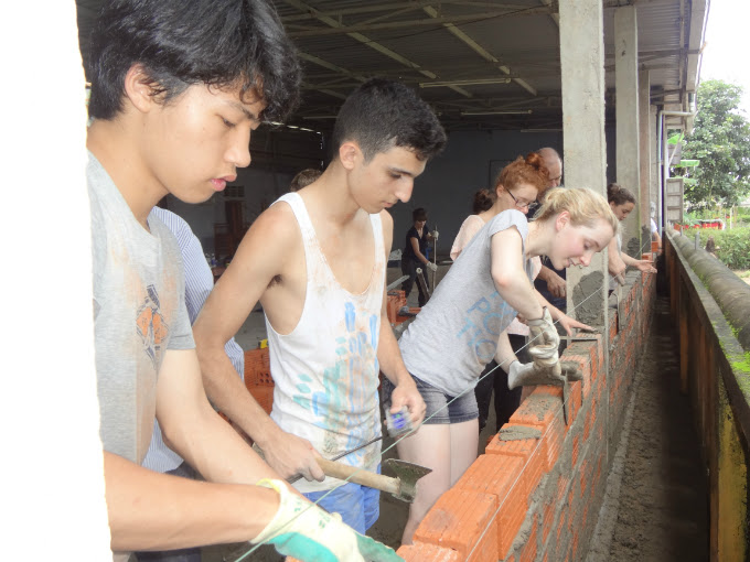 international-students-offered-taste-of-reality-through-community-service-trips-in-vietnam