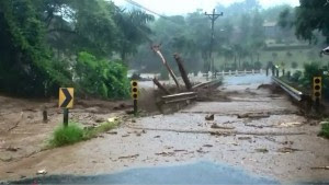 Paso hacia La Tigra estará inhabilitado durante tres días, crecida de río provocó daños en los accesos de aproximación del puente. CRH.