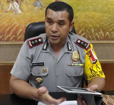 Ambon, Malukupost.com - Kapolres Pulau Ambon dan Pulau-Pulau Lease AKBP Harold Huwae mengingatkan jajarannya untuk mencermati berbagai potensi kerawanan yang perlu diantisipasi sejak dini dalam tahapan Pilkada serentak 2017. "Setiap personel polisi juga diingatkan untuk selalu waspada terhadap dinamika yang berkembang di tengah masyarakat Kota Ambon dan Kabupaten Maluku Tengah saat ini, karena sedang berlangsung pentahapan pilkada," kata Kapolres di Ambon, Sabtu (29/10). Wilayah hukum Polres Ambon juga mencakup sebagian daerah yang masuk Kabupaten Maluku Tengah seperti Kecamatan Leihitu dan Salahutu (Pulau Ambon) maupun Kecamatan Haruku dan Saparua. Menurut Kapolres, dua wilayah ini harus dicermati secara baik karena banyak potensi kerawanan yang membutuhkan perhatian serius dari aparat keamanan. Terkait pergantian jabatan Wakapolres Ambon yang baru, Kapolres mengakui telah dilakukan sertijab pada Jumat, (28/10) dimana Kompol Agung Tribawanto dilantik menjadi Wakapolres menggantikan Kompol Hendrik Eka Bahalwan. "Pelantikannya sudah dilangsungkan kemarin, mutasi jabatan dalam institusi kepolisian itu hal biasa untuk penyegaran dan menjaga dinamika organisasi maupun kondisi personel," katanya. serah terima jabatan dalam institusi ini merupakan proses pemantapan kepemimpinan dan promosi jabatan dalam upaya pembinaan karir setiap anggota. Kapolres juga mengatakan setiap personel Polri yang menerima jabatan harus bisa menunjukkan keteladanan dan memiliki kompetensi serta proaktif dan tegas serta bertanggungjawab. Kompol Agung Tribawanto sebelumnya menjabat Wakapolres Buru menggantikan Kompol Hendrik Eka Bahalwan yang mendapat tugas baru sebagai Koorspri-pim Polda Maluku. Kehadiran Wakapolres Ambon dan Pulau-Pulau Lease yang baru ini juga bukan orang baru, karena Kompol Agung Tri Bawanto sebelumnya menjabat sebagai Kasat Reskrim Polres Ambon. Setelah itu dimutasi ke Polres Pulau Buru dan menjabat sebagai Kasat Ops dengan pangkat Ajun Komisaris Polisi lalu dilantik menjadi Wakapolres Buru dengan pangkat komisaris polisi. (MP-6)