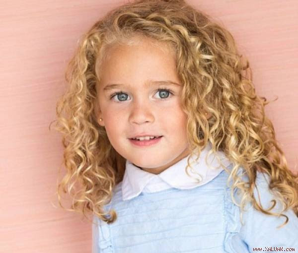 Sophia thích thú với phần trình diễn của chính mình trong lễ tốt nghiệp. Ảnh: Michelle Neshin