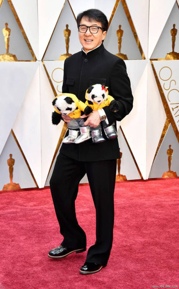 Thành Long ôm gấu trúc bông trên thảm đỏ Oscar 2017