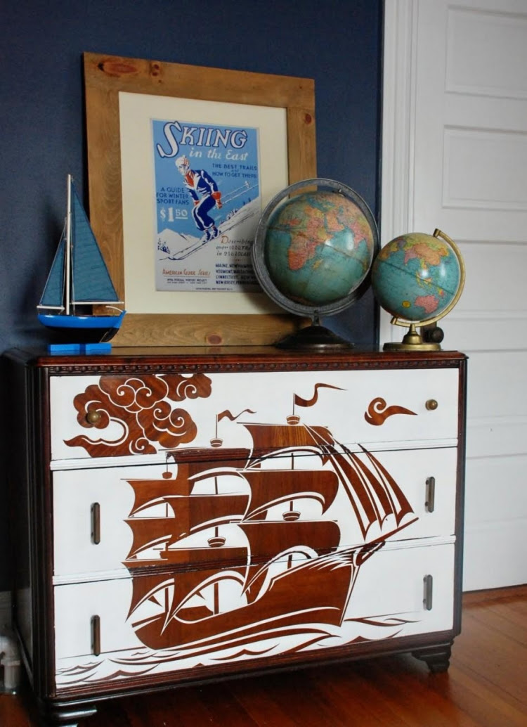 maritime-decorating ideas-commode-Schuff-drawers-globe-picture-wood