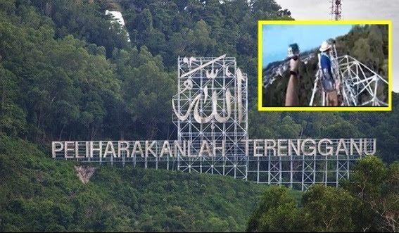 VIDEO Netizen Gesa Polis Ambil Tindakan 4 Remaja Panjat Kalimah ALLAH VIDEO Netizen Gesa Polis Ambil Tindakan 4 Remaja Panjat Kalimah ALLAH
