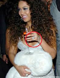 Celebrity engagement ring alert!