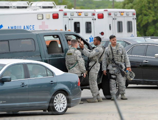 Militares gesticulam dentro da Base Aérea de Lackland, em San Antonio, no Texas, após homicídio seguido de suicídio